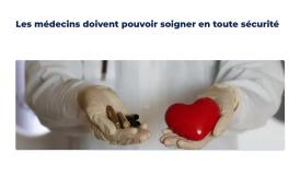 Mains tenant un coeur et des balles d'armes à feu