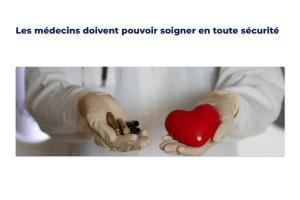 Mains tenant un coeur et des balles d'armes à feu